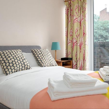 Апартаменты Guestready - Lovely Ground Floor Duplex With Patio In Southbank Лондон Экстерьер фото